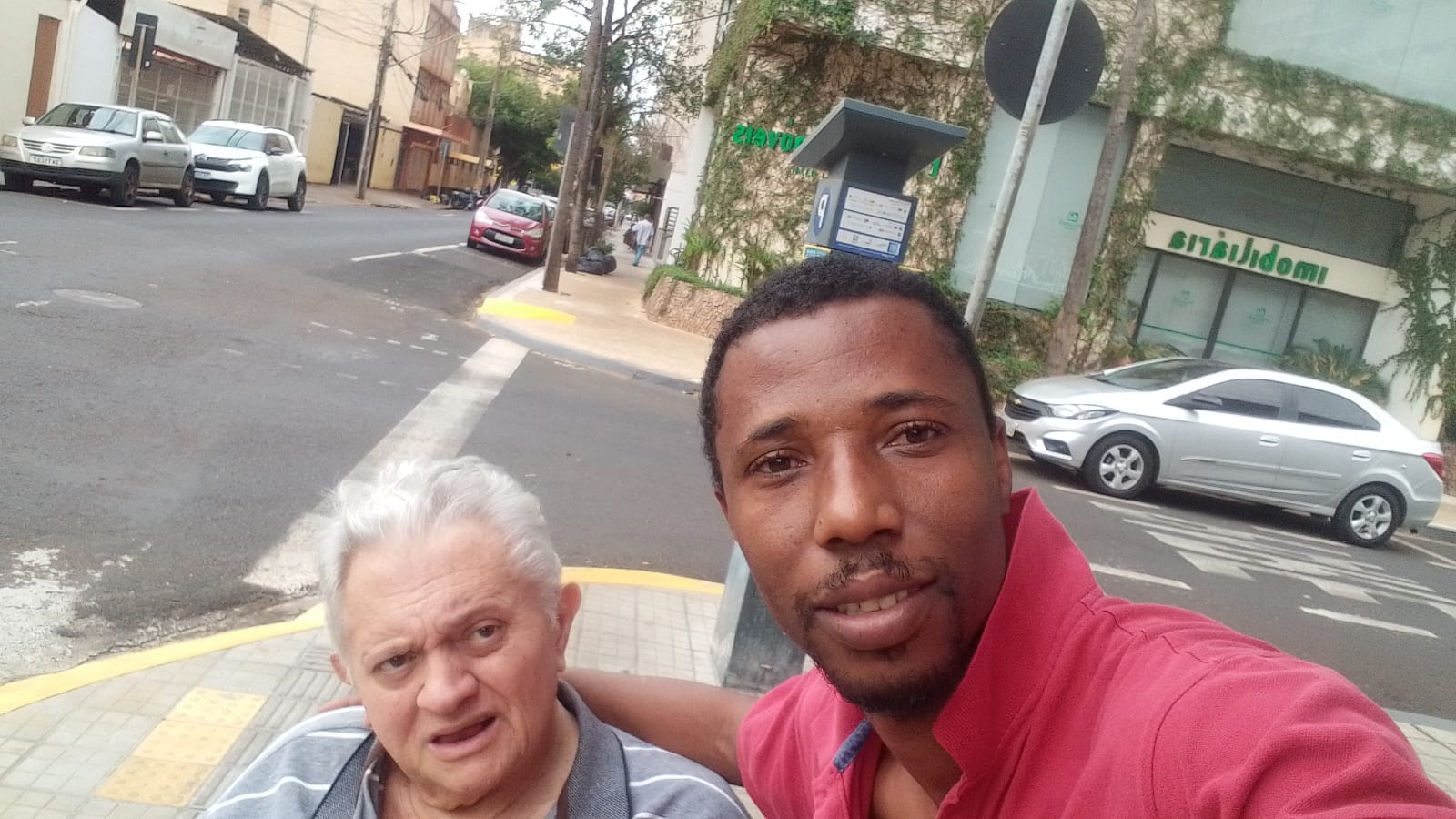 Cuidador da Anjo do Conforto acompanhando paciente idoso em passeio pela cidade